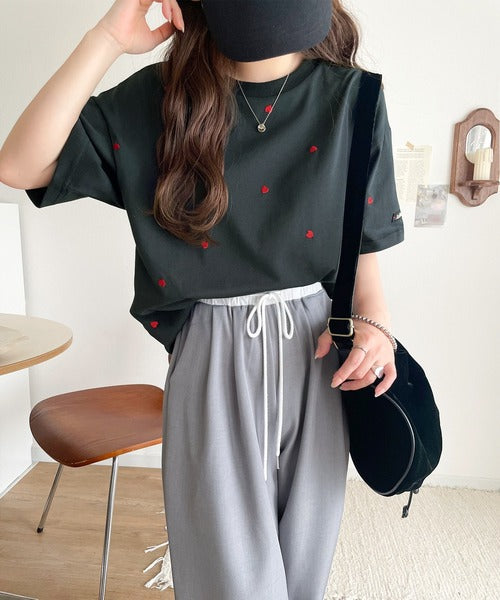 《JaVaジャバコラボ》春夏のカジュアルに、大人の“可愛い”をプラス。ミニハート刺繍Tシャツ（半袖） jv1010470