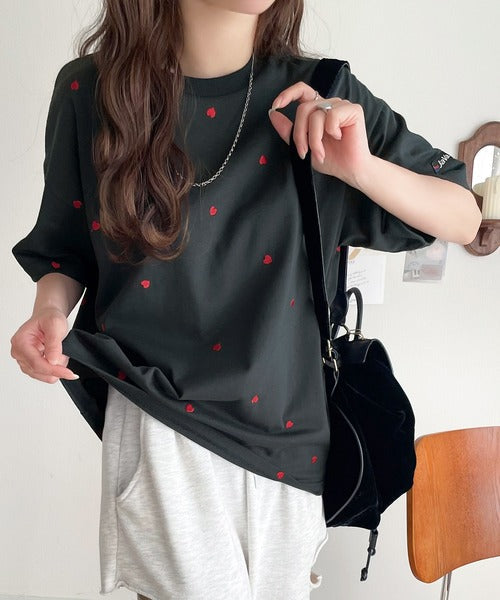 《JaVaジャバコラボ》春夏のカジュアルに、大人の“可愛い”をプラス。ミニハート刺繍Tシャツ（半袖） jv1010470