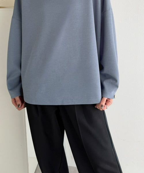 一枚で、品よく華奢見え。袖タック×マットゴールドボタン使い ボートネックポンチ素材プルオーバー（長袖） ce1260639