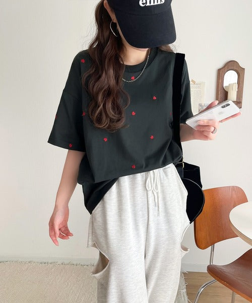 《JaVaジャバコラボ》春夏のカジュアルに、大人の“可愛い”をプラス。ミニハート刺繍Tシャツ（半袖） jv1010470