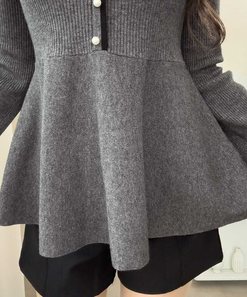【mily bilet】秋薫る上品シルエット♪フリルで華やぐ主役級トップス。 配色パールボタンリブニットペプラムトップス mi1359031