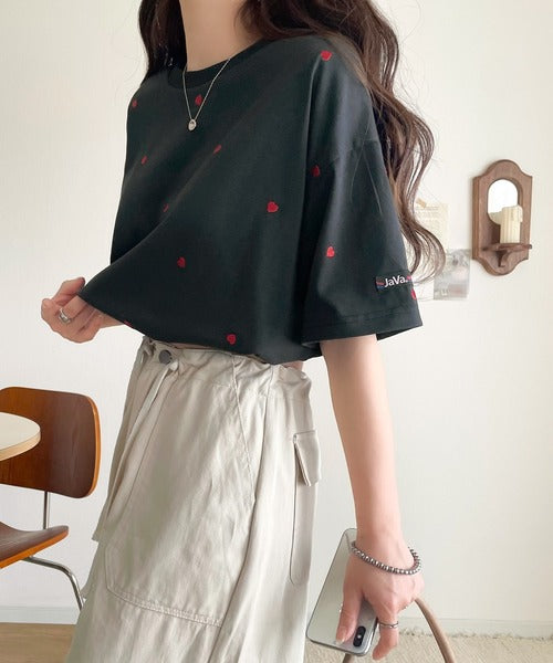 《JaVaジャバコラボ》春夏のカジュアルに、大人の“可愛い”をプラス。ミニハート刺繍Tシャツ（半袖） jv1010470