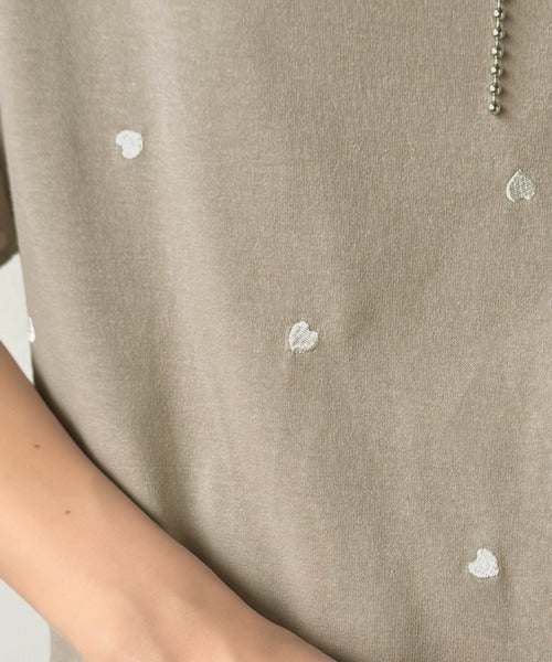 《JaVaジャバコラボ》春夏のカジュアルに、大人の“可愛い”をプラス。ミニハート刺繍Tシャツ（半袖） jv1010470