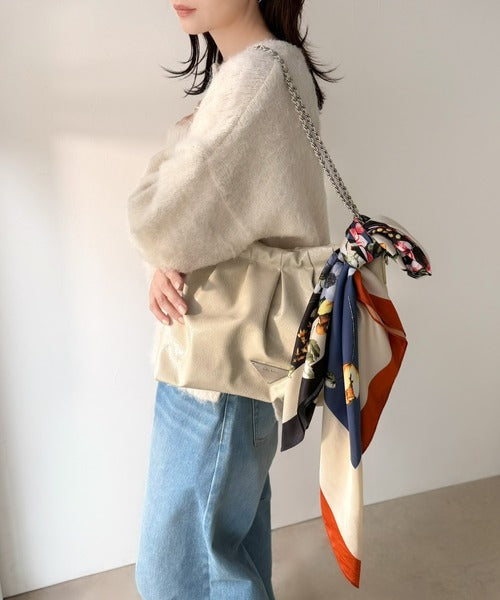 差し色が上品カワイイ♪90cm×90cmパネル柄シルクライク大判スカーフ ce1240056