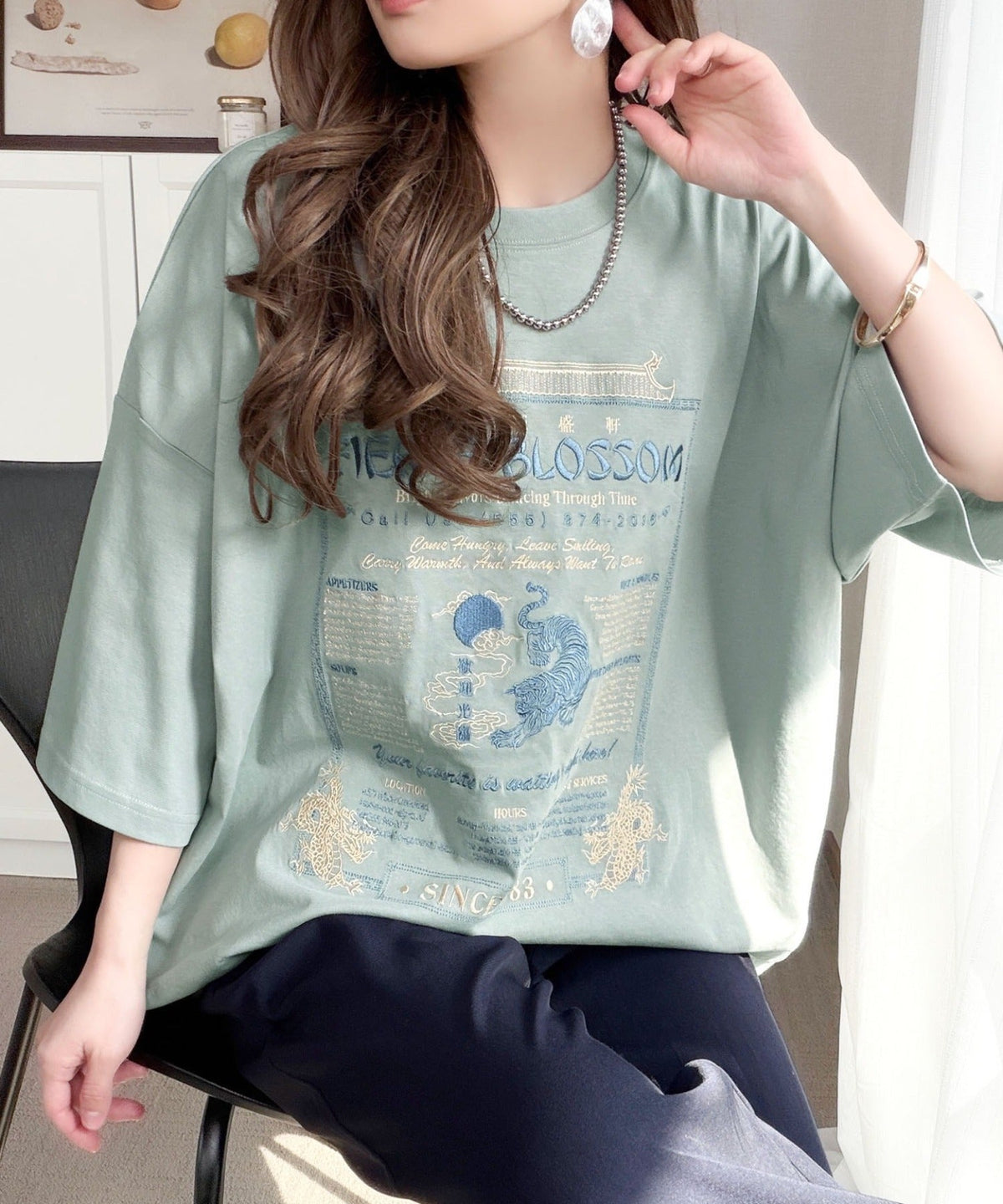 《JaVaジャバコラボ》着るだけで主役級。前後2way刺繍グラフィックオーバーサイズTシャツ jv1260547