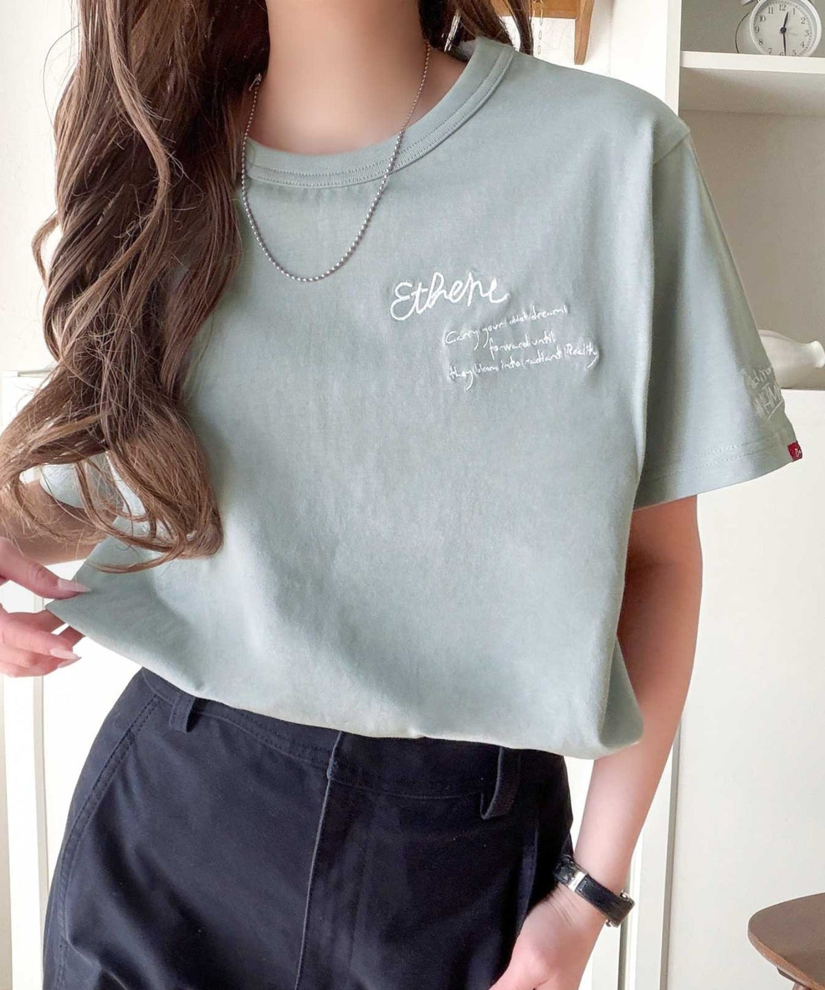 前後ダブル刺繍で、後姿だってぬかりなくかわいい♪ 綿100％グラフィック飛び刺繍Tシャツ (半袖) ce1260546