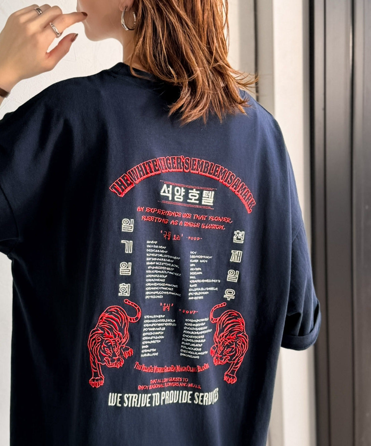 《JaVa ジャバコラボ》大人の魅力を引き立てる、綿100%個性派TEE！韓国刺繍レシピオーバーサイズロゴTシャツ jv1050365