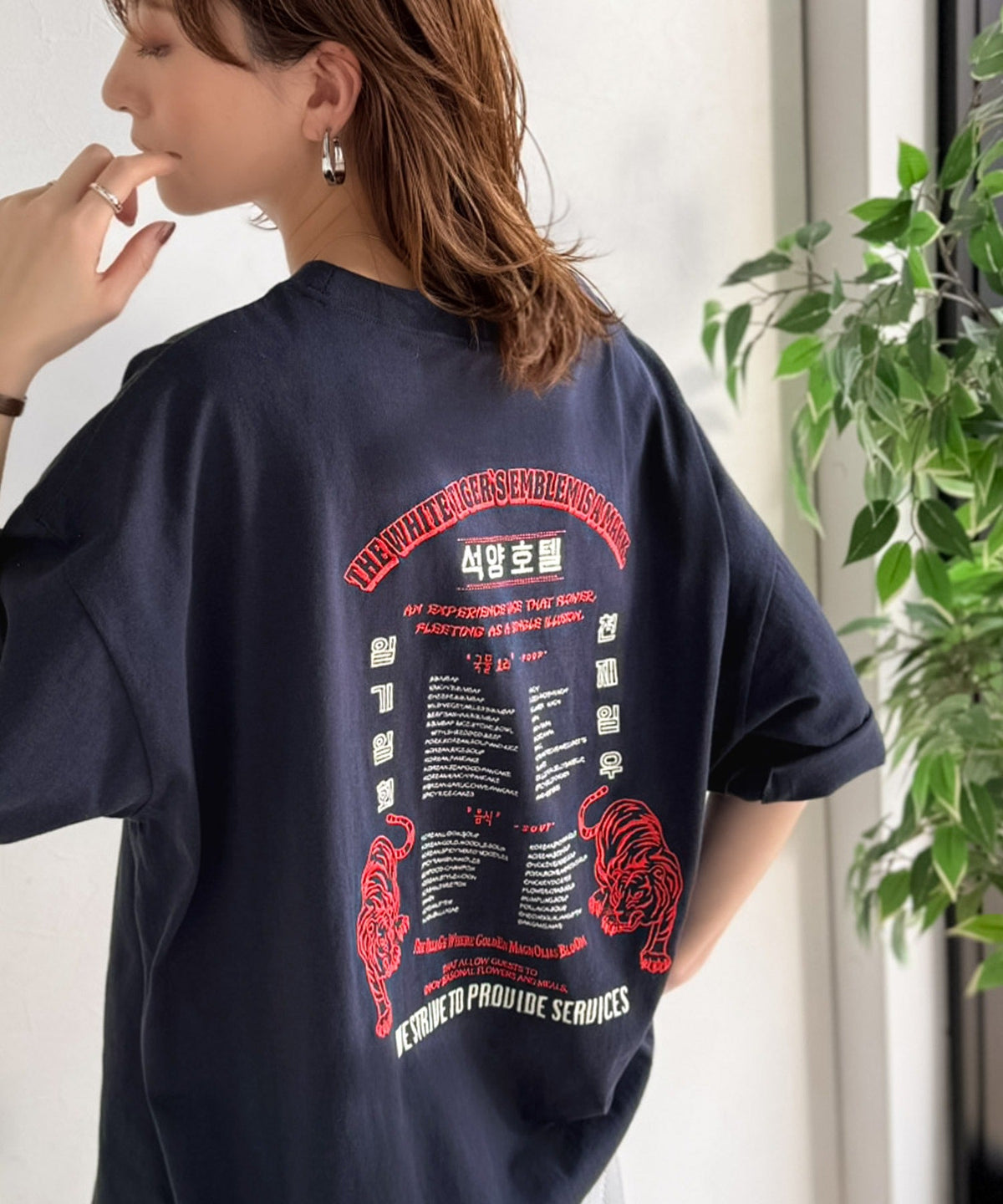 《JaVa ジャバコラボ》大人の魅力を引き立てる、綿100%個性派TEE！韓国刺繍レシピオーバーサイズロゴTシャツ jv1050365
