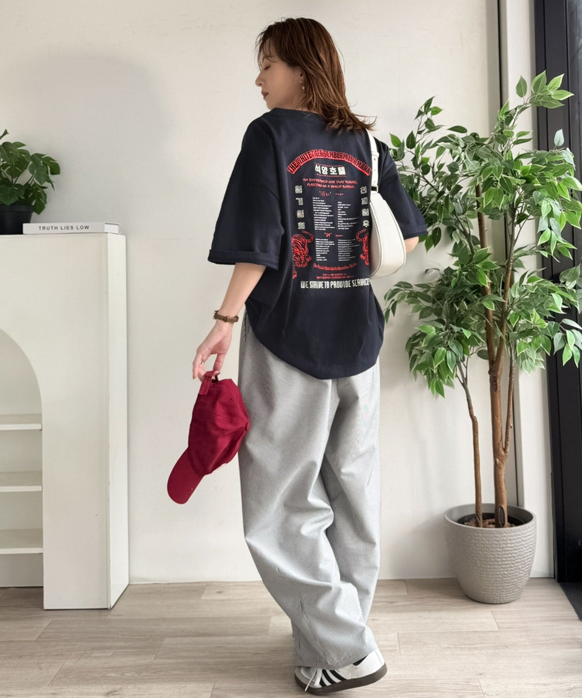 《JaVa ジャバコラボ》大人の魅力を引き立てる、綿100%個性派TEE！韓国刺繍レシピオーバーサイズロゴTシャツ jv1050365