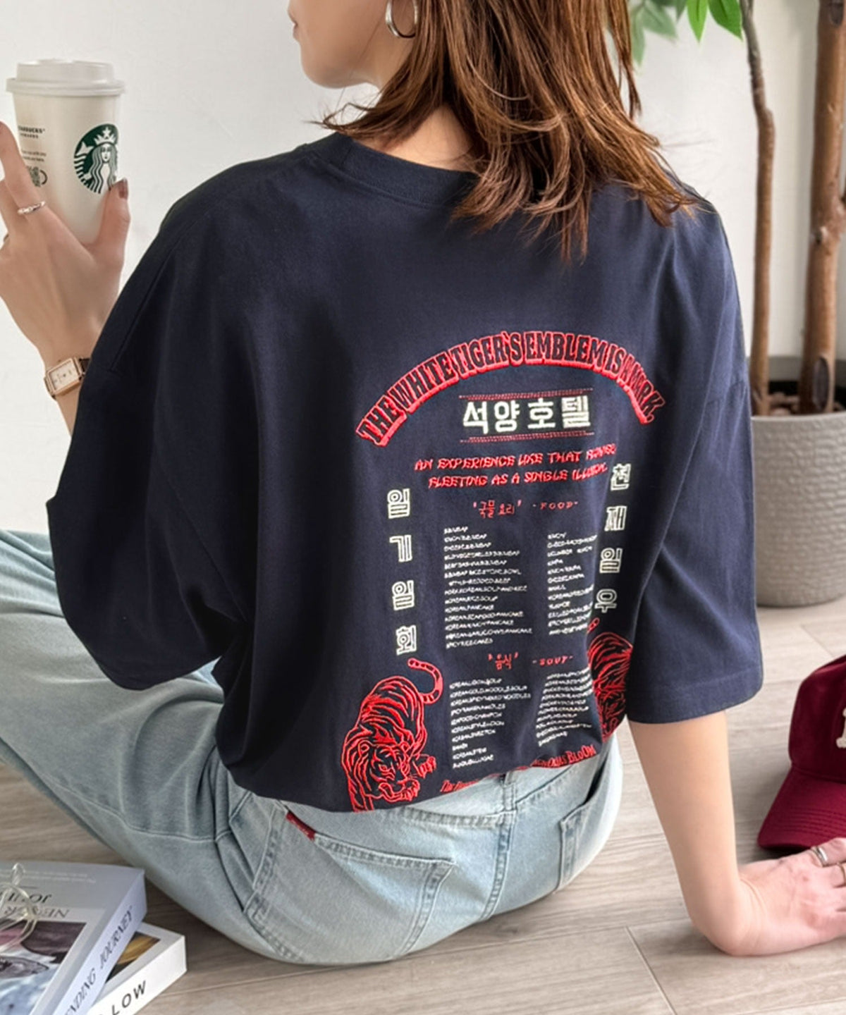 《JaVa ジャバコラボ》大人の魅力を引き立てる、綿100%個性派TEE！韓国刺繍レシピオーバーサイズロゴTシャツ jv1050365