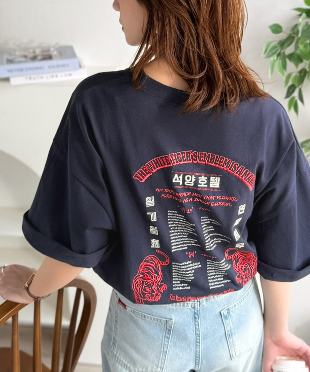 《JaVa ジャバコラボ》大人の魅力を引き立てる、綿100%個性派TEE！韓国刺繍レシピオーバーサイズロゴTシャツ jv1050365