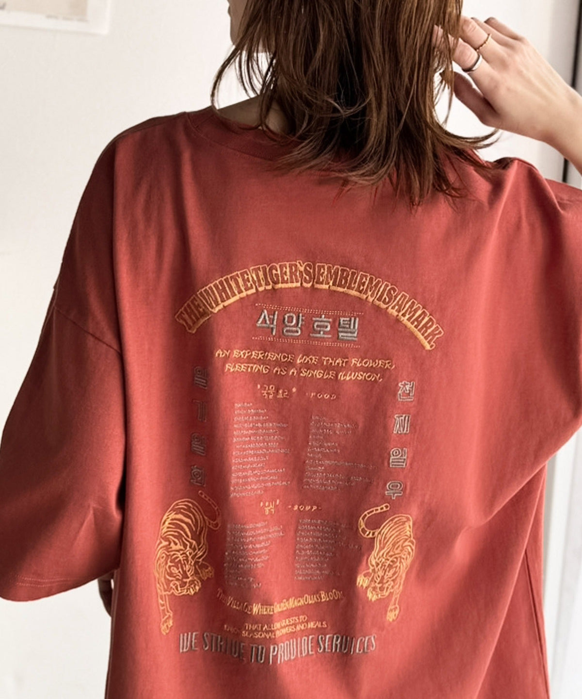 《JaVa ジャバコラボ》大人の魅力を引き立てる、綿100%個性派TEE！韓国刺繍レシピオーバーサイズロゴTシャツ jv1050365