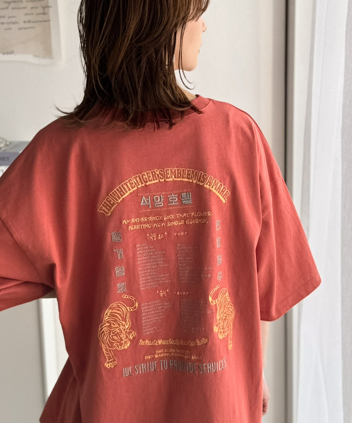 《JaVa ジャバコラボ》大人の魅力を引き立てる、綿100%個性派TEE！韓国刺繍レシピオーバーサイズロゴTシャツ jv1050365