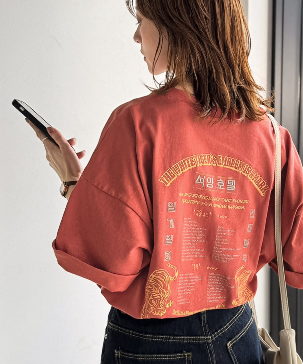 《JaVa ジャバコラボ》大人の魅力を引き立てる、綿100%個性派TEE！韓国刺繍レシピオーバーサイズロゴTシャツ jv1050365