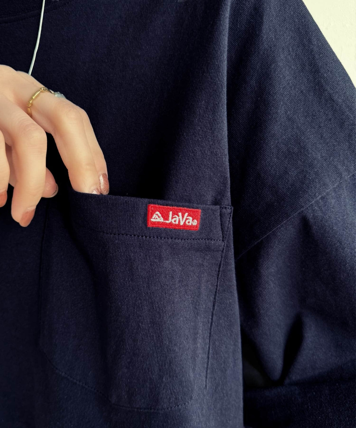 《JaVa ジャバコラボ》大人の魅力を引き立てる、綿100%個性派TEE！韓国刺繍レシピオーバーサイズロゴTシャツ jv1050365
