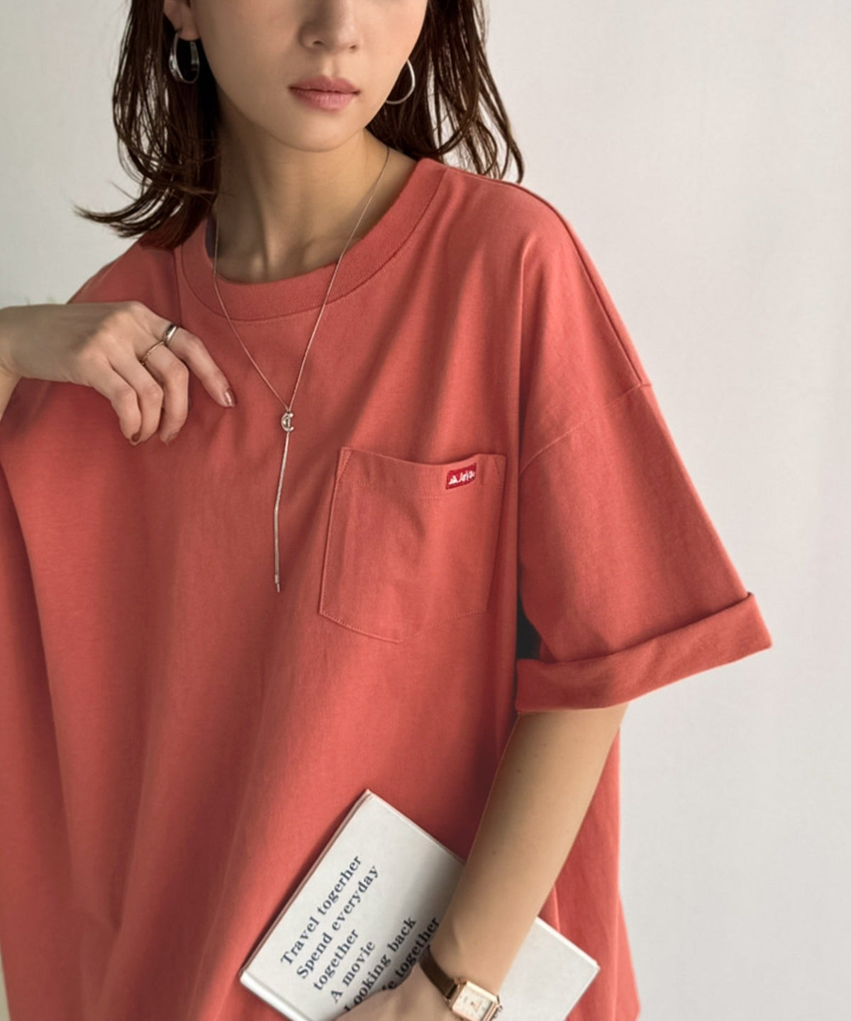 《JaVa ジャバコラボ》大人の魅力を引き立てる、綿100%個性派TEE！韓国刺繍レシピオーバーサイズロゴTシャツ jv1050365