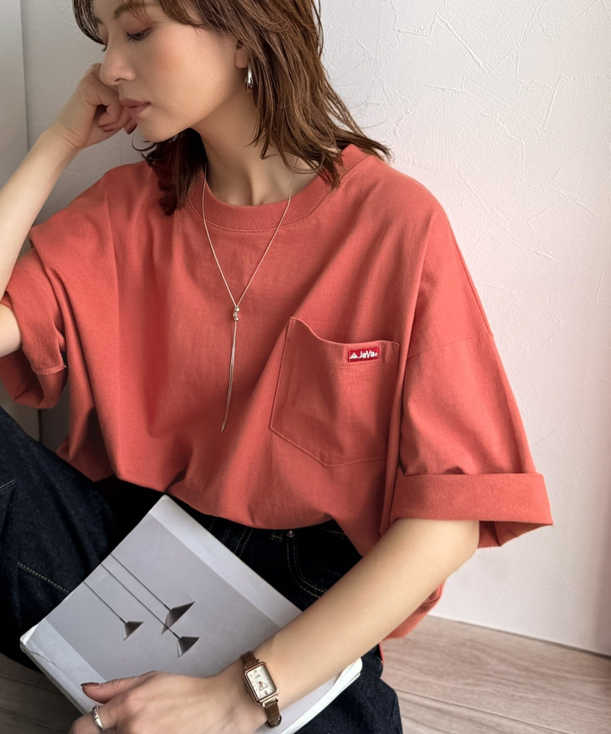 《JaVa ジャバコラボ》大人の魅力を引き立てる、綿100%個性派TEE！韓国刺繍レシピオーバーサイズロゴTシャツ jv1050365