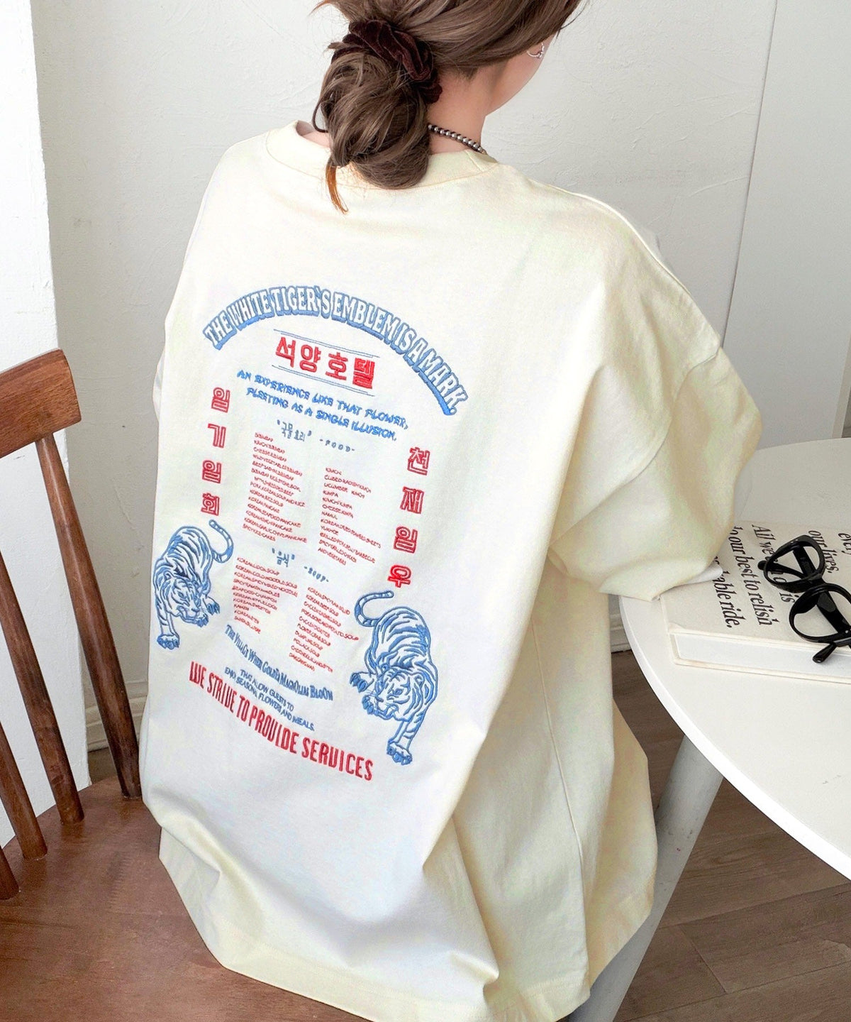 《JaVa ジャバコラボ》大人の魅力を引き立てる、綿100%個性派TEE！韓国刺繍レシピオーバーサイズロゴTシャツ jv1050365