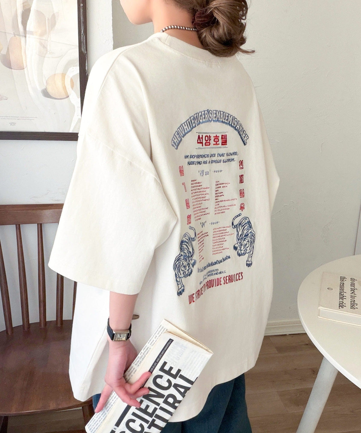 《JaVa ジャバコラボ》大人の魅力を引き立てる、綿100%個性派TEE！韓国刺繍レシピオーバーサイズロゴTシャツ jv1050365