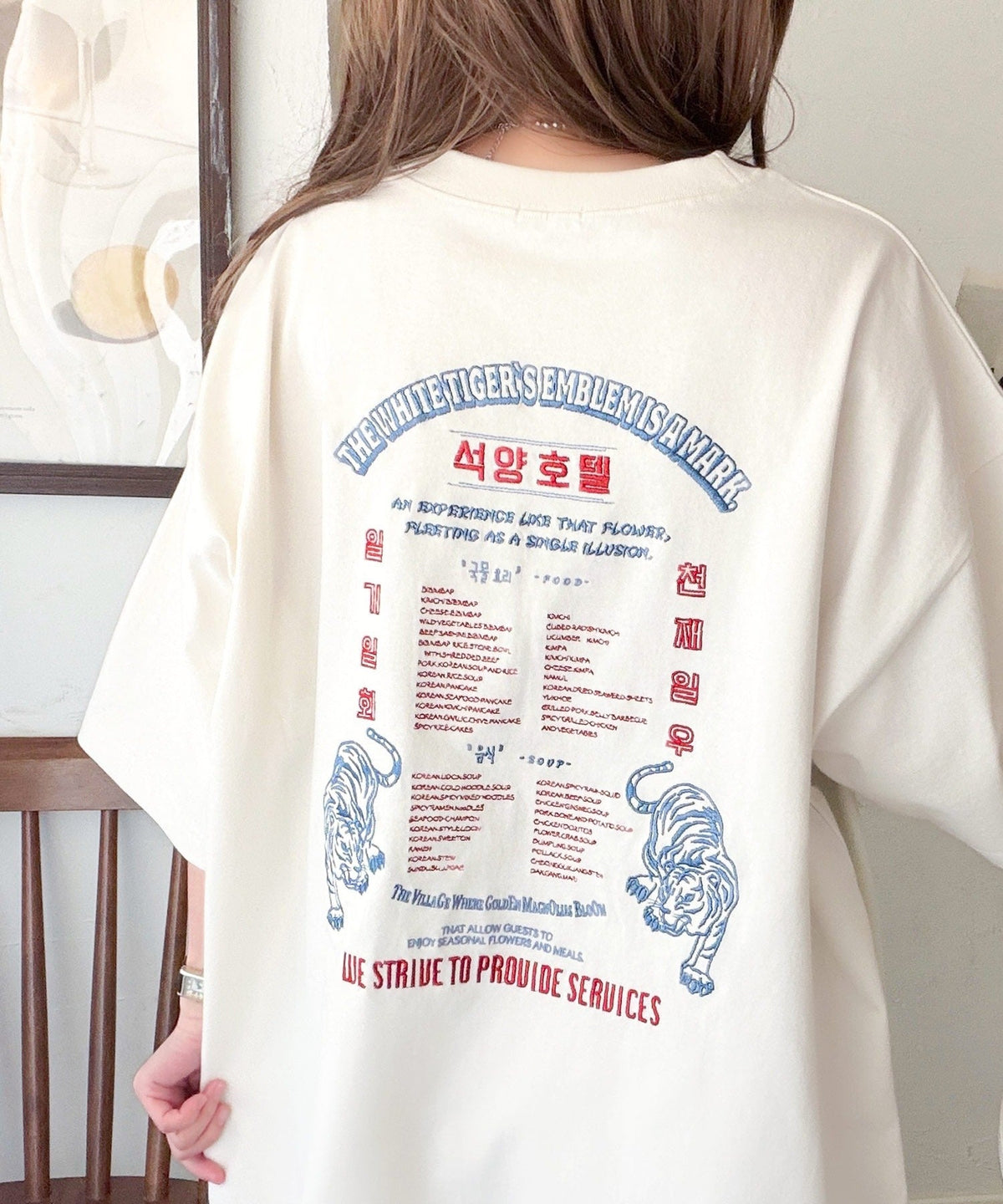 《JaVa ジャバコラボ》大人の魅力を引き立てる、綿100%個性派TEE！韓国刺繍レシピオーバーサイズロゴTシャツ jv1050365