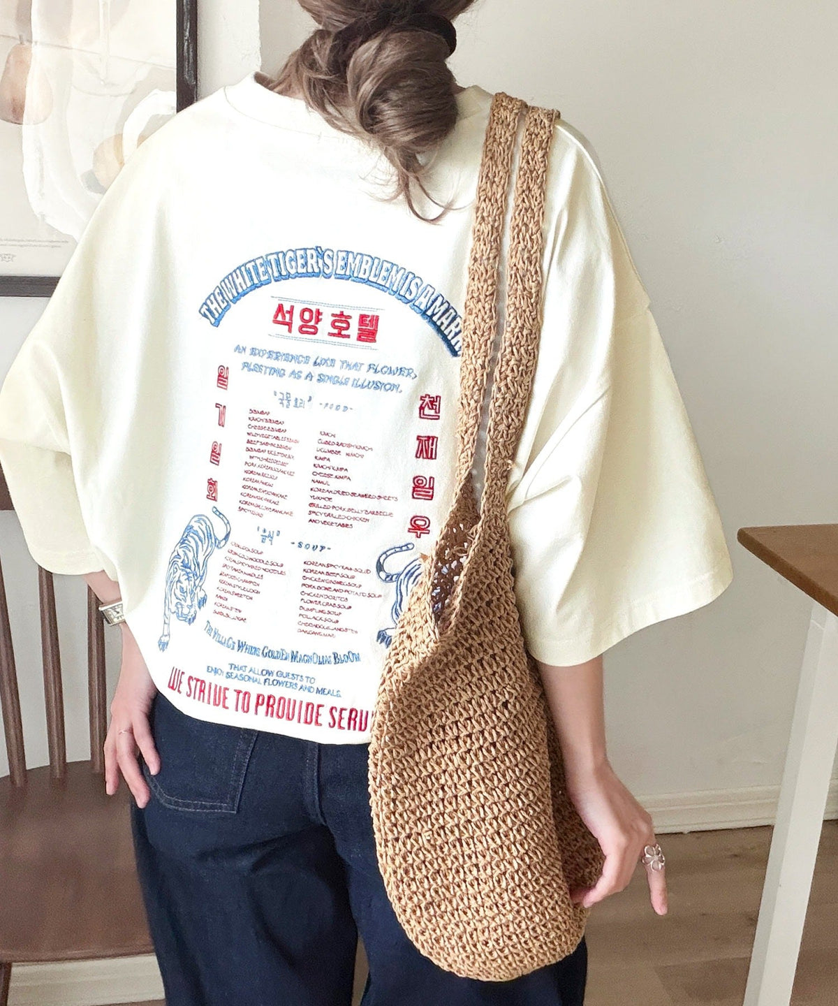 《JaVa ジャバコラボ》大人の魅力を引き立てる、綿100%個性派TEE！韓国刺繍レシピオーバーサイズロゴTシャツ jv1050365