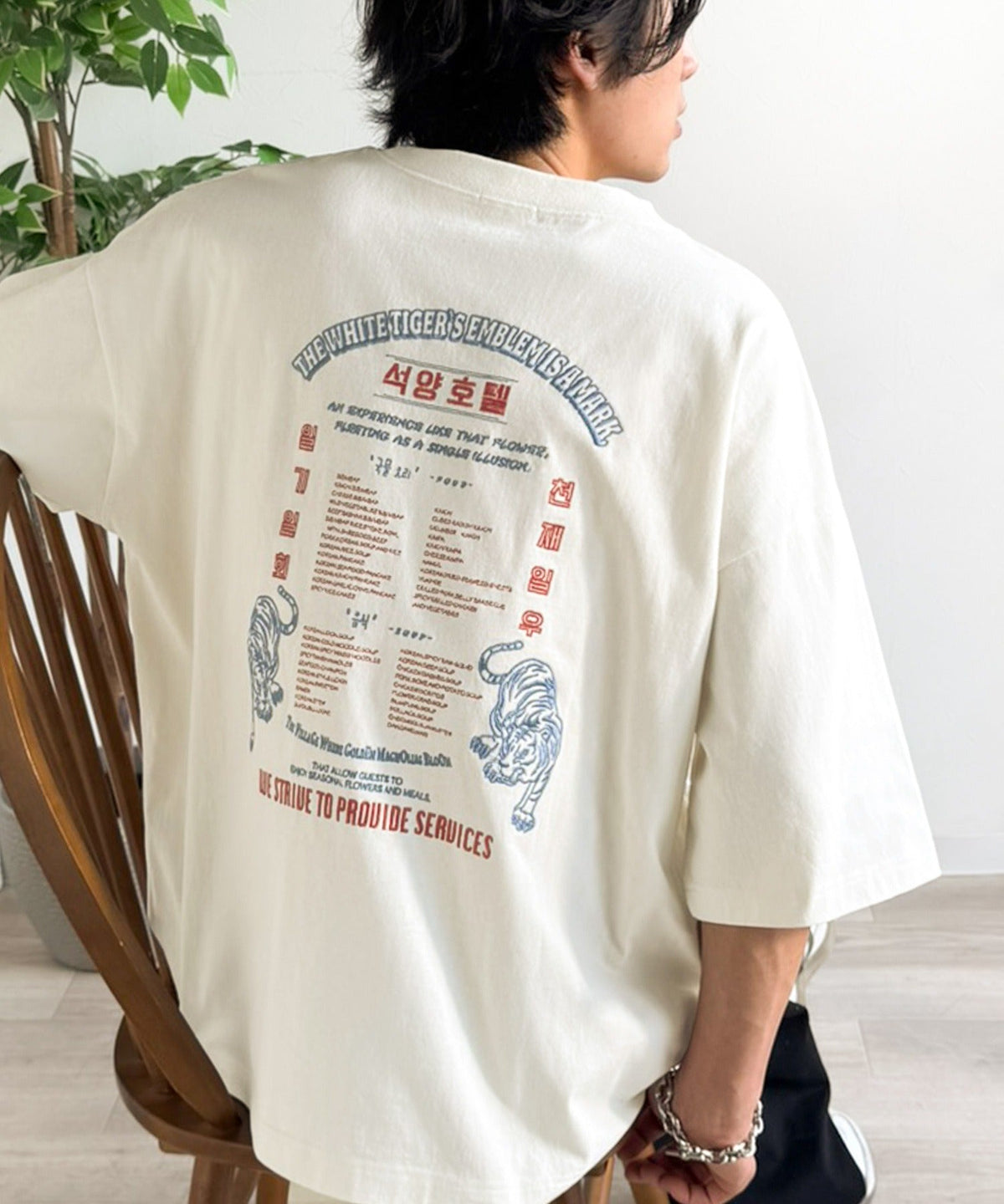 《JaVa ジャバコラボ》大人の魅力を引き立てる、綿100%個性派TEE！韓国刺繍レシピオーバーサイズロゴTシャツ jv1050365