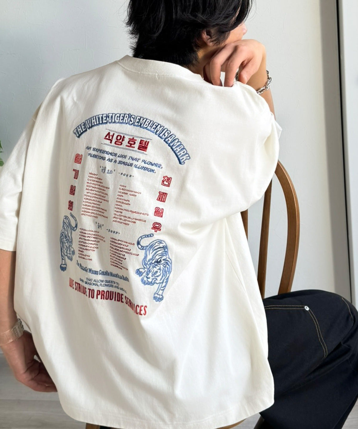 《JaVa ジャバコラボ》大人の魅力を引き立てる、綿100%個性派TEE！韓国刺繍レシピオーバーサイズロゴTシャツ jv1050365