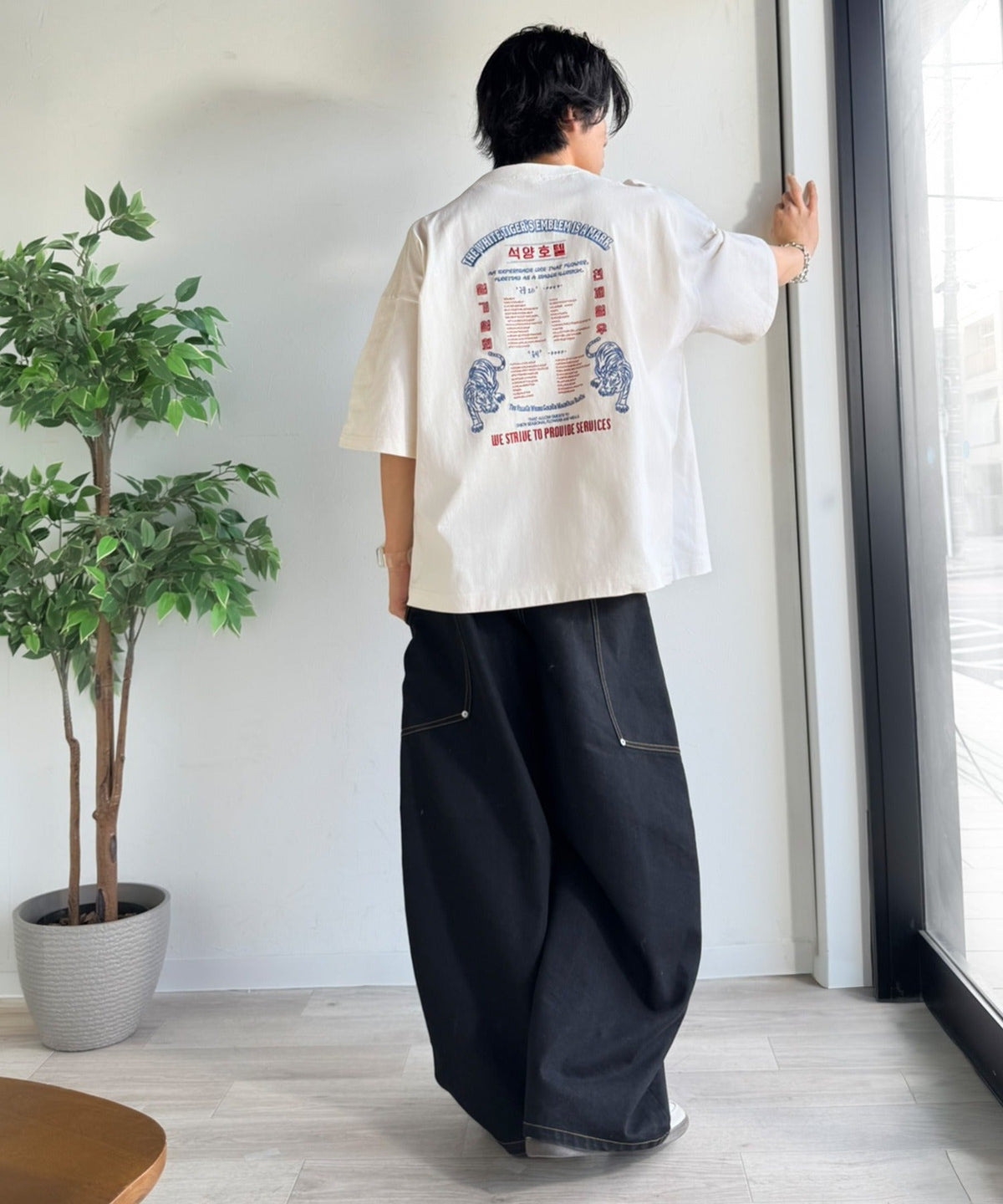 《JaVa ジャバコラボ》大人の魅力を引き立てる、綿100%個性派TEE！韓国刺繍レシピオーバーサイズロゴTシャツ jv1050365