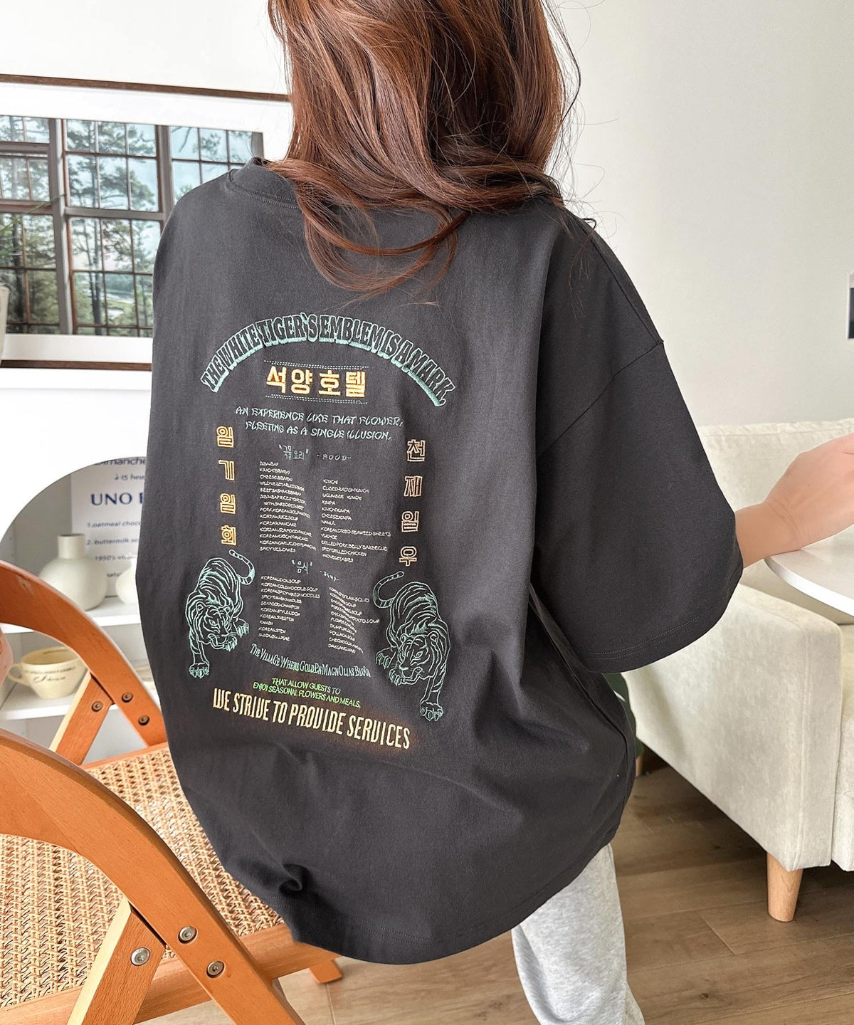 《JaVa ジャバコラボ》大人の魅力を引き立てる、綿100%個性派TEE！韓国刺繍レシピオーバーサイズロゴTシャツ jv1050365