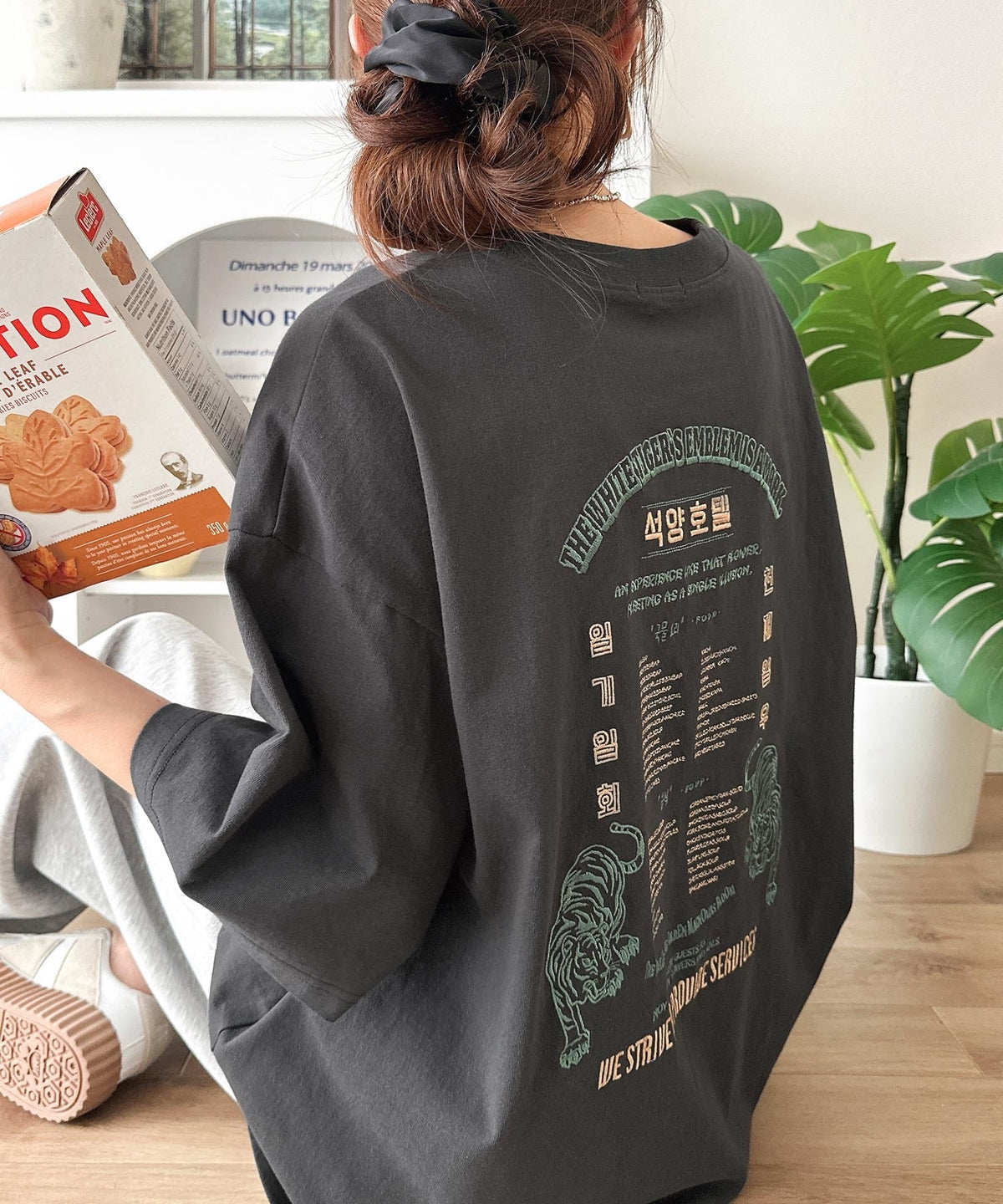 《JaVa ジャバコラボ》大人の魅力を引き立てる、綿100%個性派TEE！韓国刺繍レシピオーバーサイズロゴTシャツ jv1050365