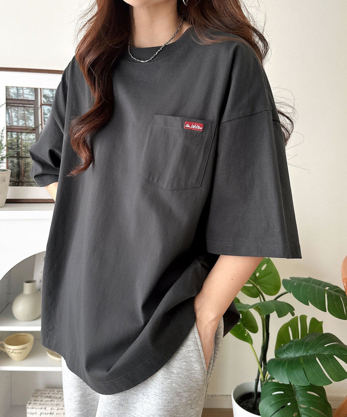 《JaVa ジャバコラボ》大人の魅力を引き立てる、綿100%個性派TEE！韓国刺繍レシピオーバーサイズロゴTシャツ jv1050365