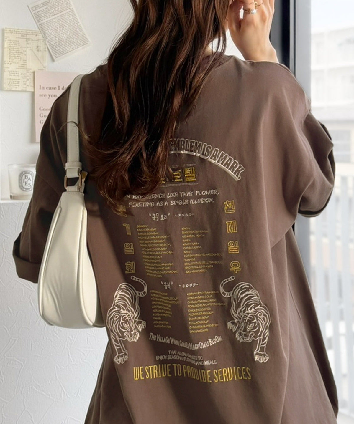《JaVa ジャバコラボ》大人の魅力を引き立てる、綿100%個性派TEE！韓国刺繍レシピオーバーサイズロゴTシャツ jv1050365