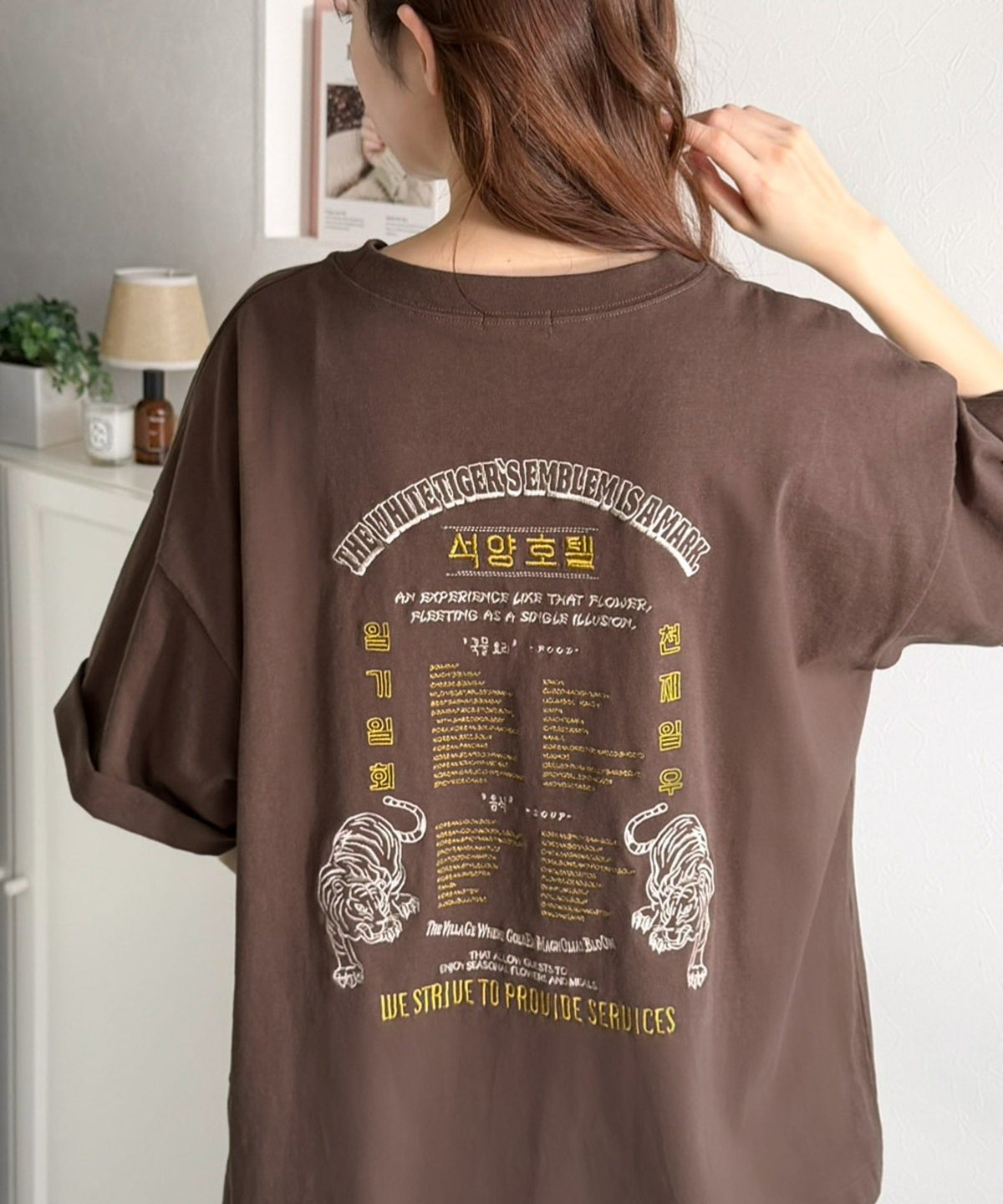 《JaVa ジャバコラボ》大人の魅力を引き立てる、綿100%個性派TEE！韓国刺繍レシピオーバーサイズロゴTシャツ jv1050365