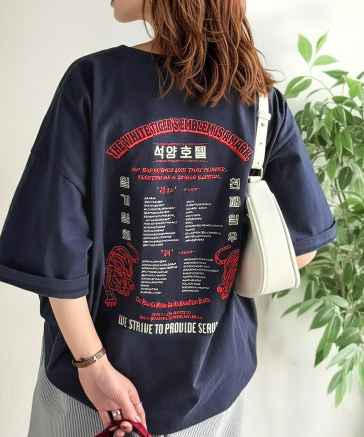 《JaVa ジャバコラボ》大人の魅力を引き立てる、綿100%個性派TEE！韓国刺繍レシピオーバーサイズロゴTシャツ jv1050365