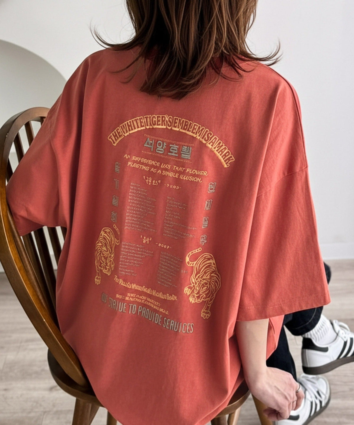 《JaVa ジャバコラボ》大人の魅力を引き立てる、綿100%個性派TEE！韓国刺繍レシピオーバーサイズロゴTシャツ jv1050365