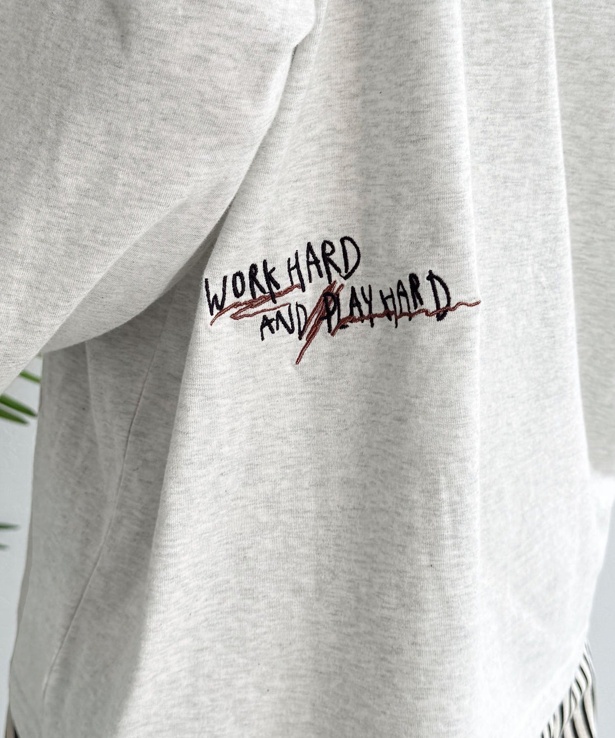 ゆるさの中に「ちょうどいい」お洒落感！綿100％刺繍ワッペンドルマンロンTEE（長袖） ce1260619