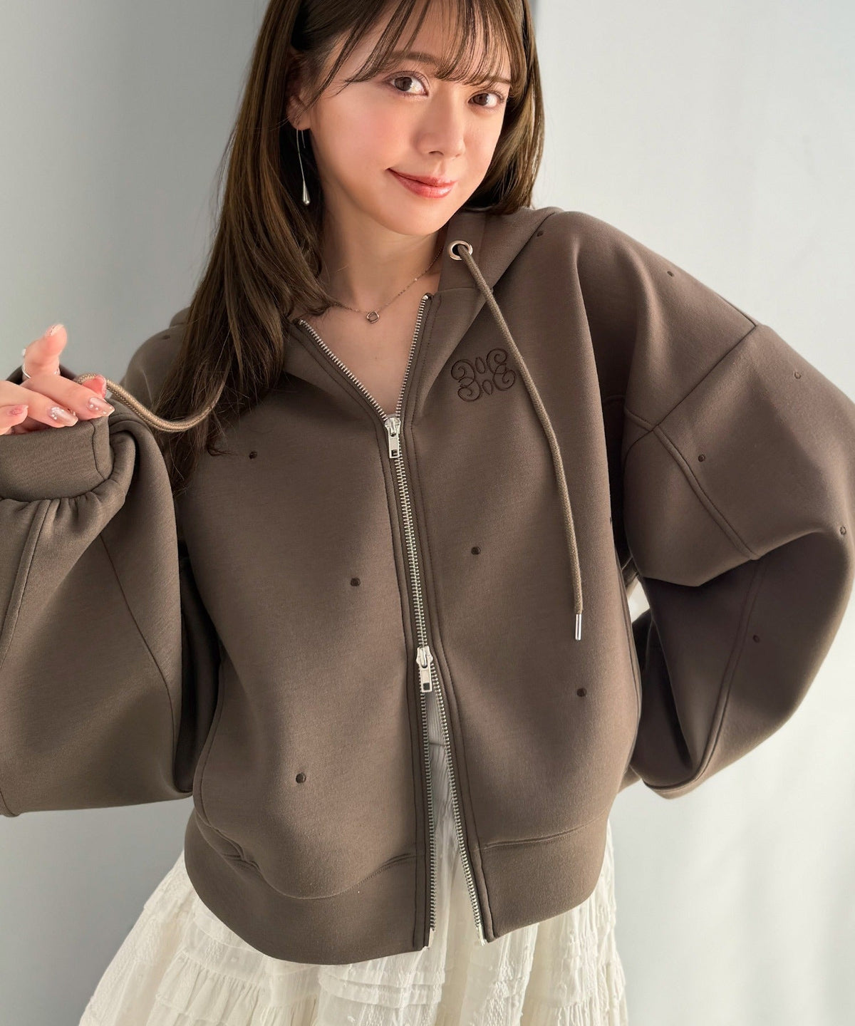 【mily bilet】旬のドット刺繍×ダブルジップで着こなし広がる主役級パーカー！ドット刺繍ダンボールゆるジップパーカー mi1269016