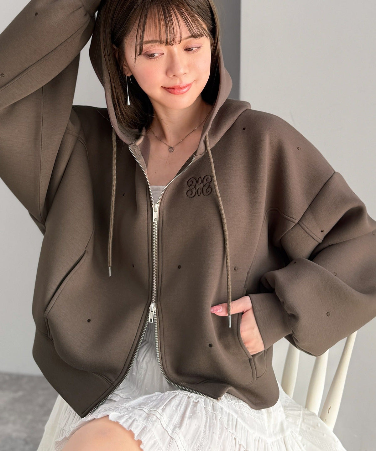 【mily bilet】旬のドット刺繍×ダブルジップで着こなし広がる主役級パーカー！ドット刺繍ダンボールゆるジップパーカー mi1269016