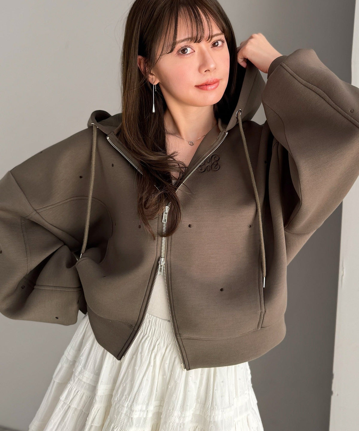 【mily bilet】旬のドット刺繍×ダブルジップで着こなし広がる主役級パーカー！ドット刺繍ダンボールゆるジップパーカー mi1269016