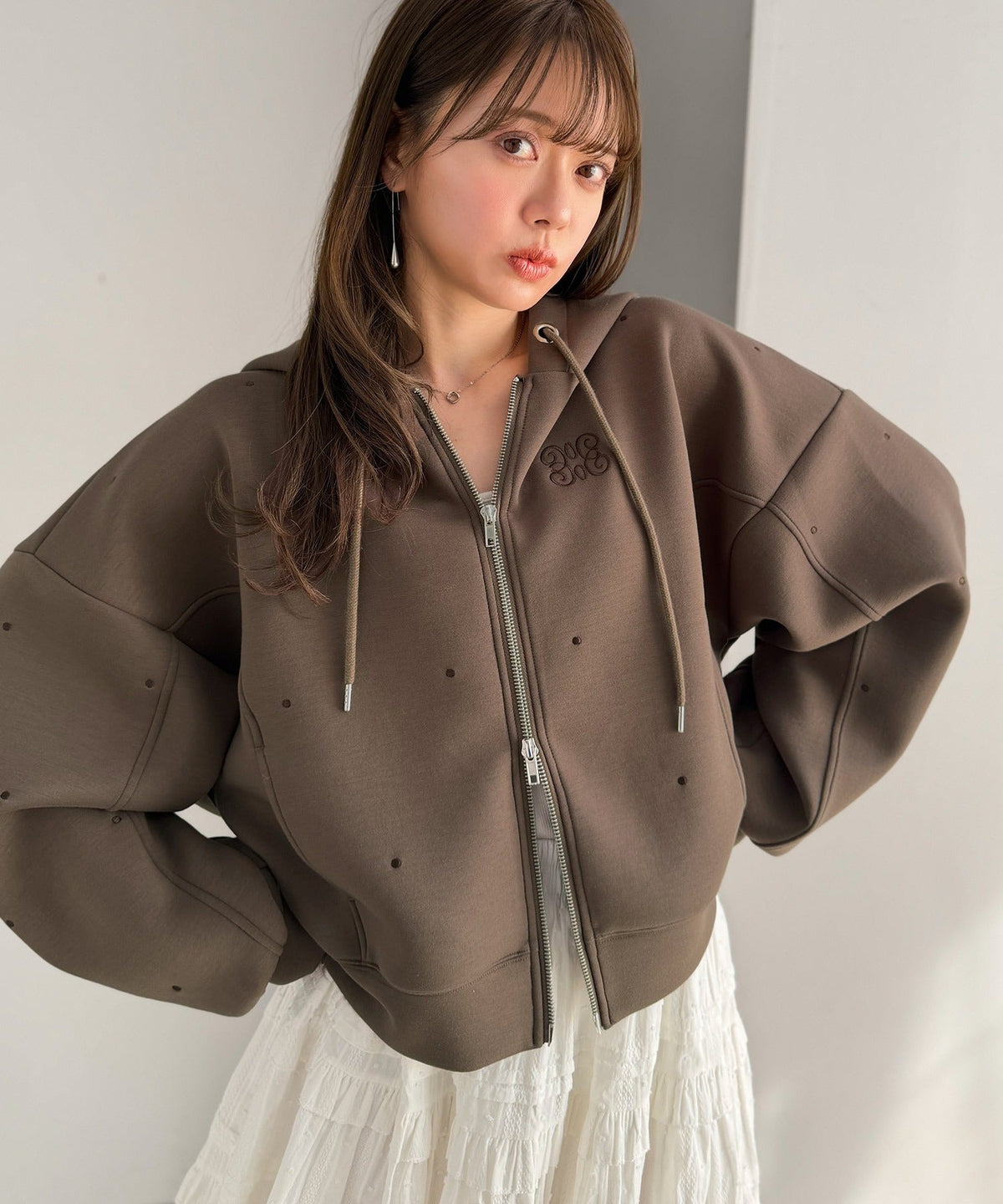 【mily bilet】旬のドット刺繍×ダブルジップで着こなし広がる主役級パーカー！ドット刺繍ダンボールゆるジップパーカー mi1269016