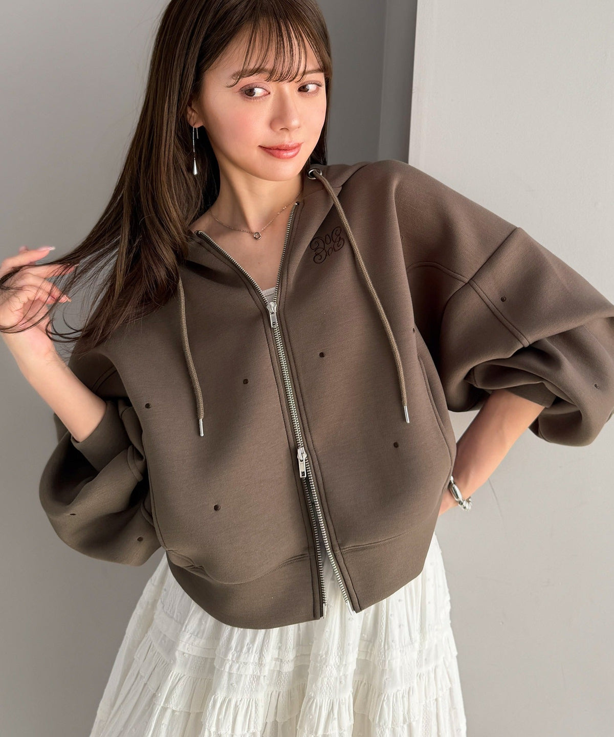 【mily bilet】旬のドット刺繍×ダブルジップで着こなし広がる主役級パーカー！ドット刺繍ダンボールゆるジップパーカー mi1269016