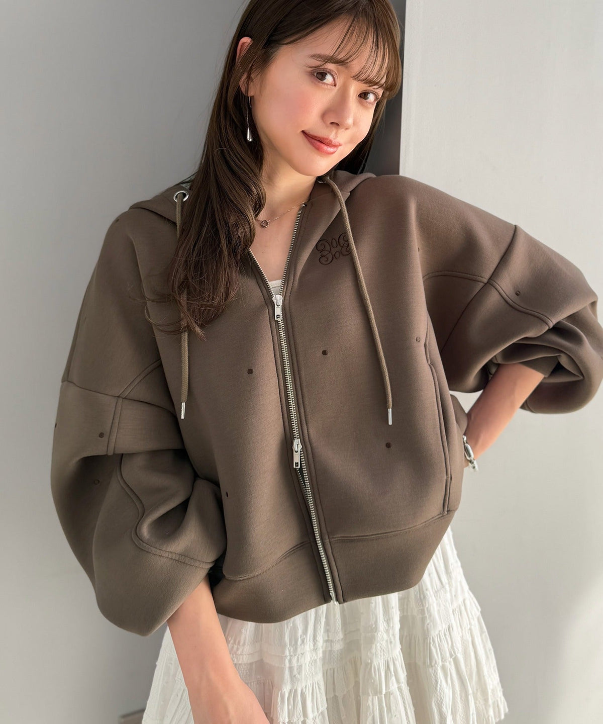 【mily bilet】旬のドット刺繍×ダブルジップで着こなし広がる主役級パーカー！ドット刺繍ダンボールゆるジップパーカー mi1269016