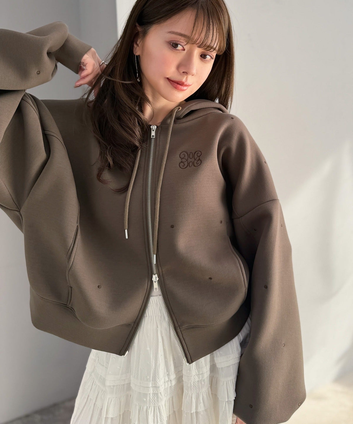 【mily bilet】旬のドット刺繍×ダブルジップで着こなし広がる主役級パーカー！ドット刺繍ダンボールゆるジップパーカー mi1269016
