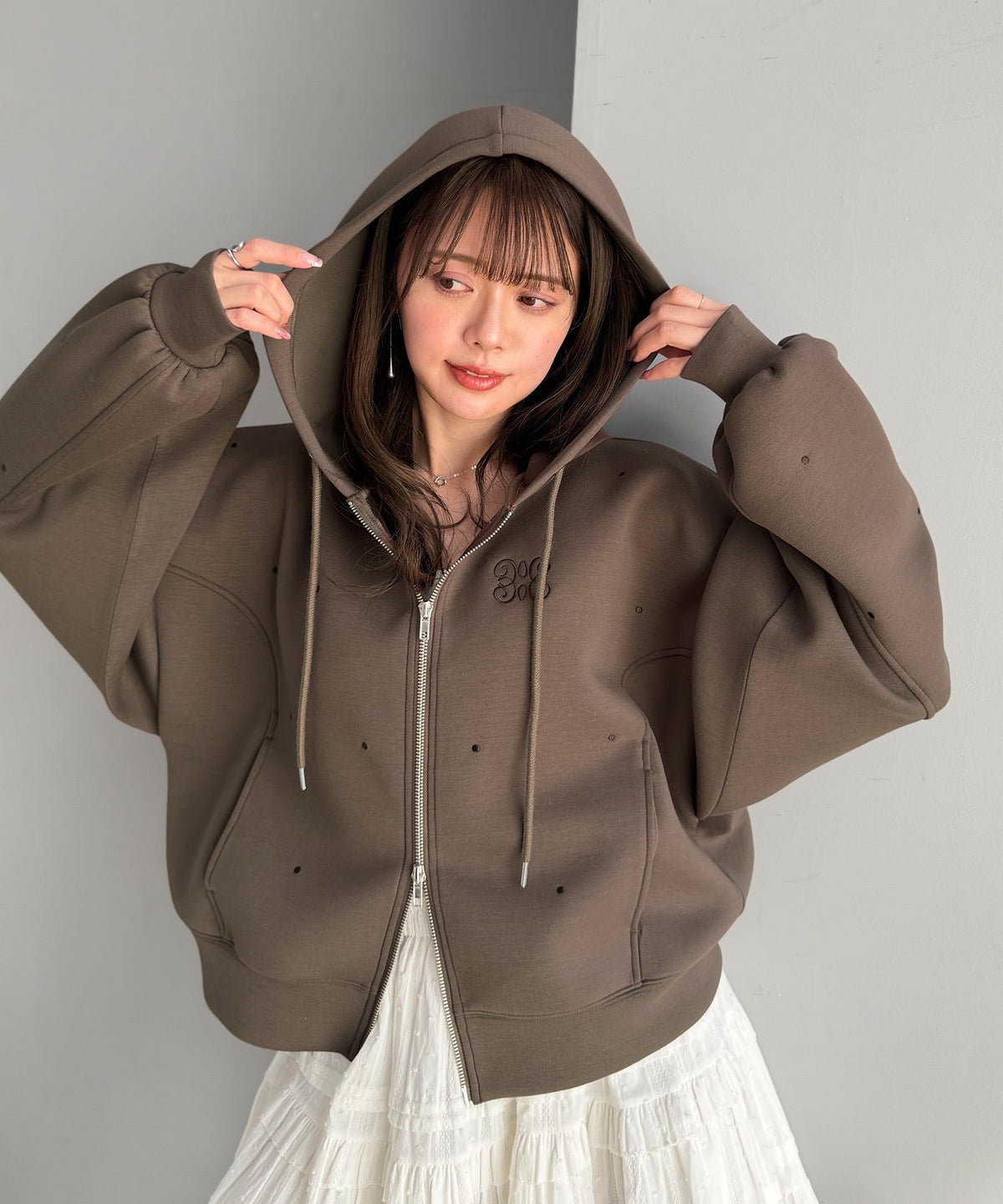 【mily bilet】旬のドット刺繍×ダブルジップで着こなし広がる主役級パーカー！ドット刺繍ダンボールゆるジップパーカー mi1269016
