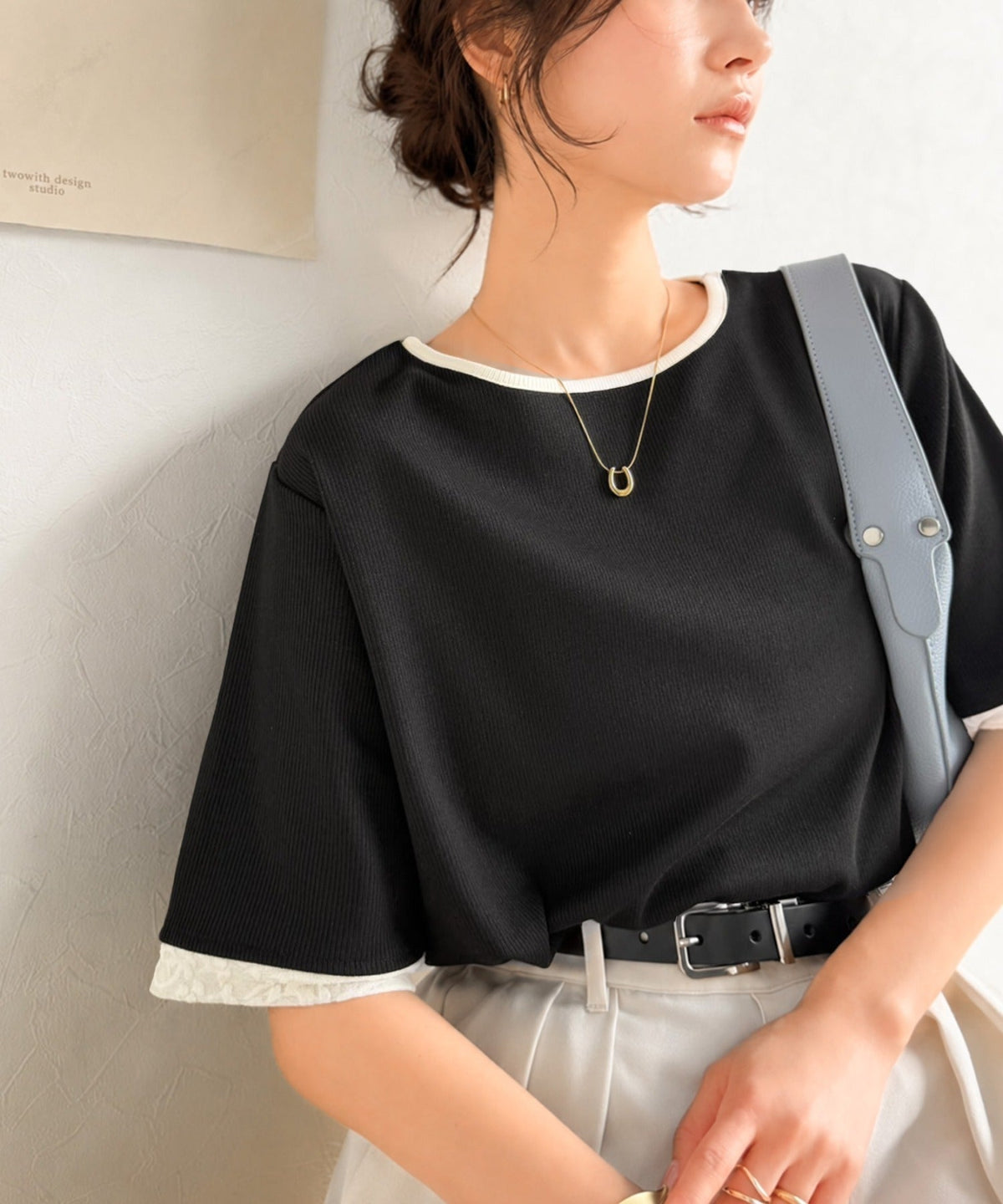 異素材と配色で上品に華やぐ。ふくれジャガード×リブの大人可愛いハーフスリーブトップス（半袖） ce1330109