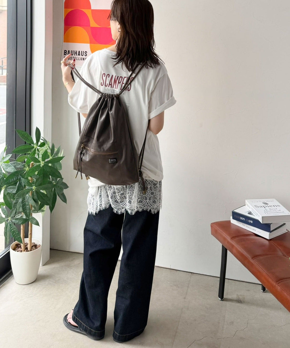 《JaVaジャバコラボ》上品な風合いでモード感を程よくプラス。軽やかに持てる フェイクレザーナップサック jv1070240
