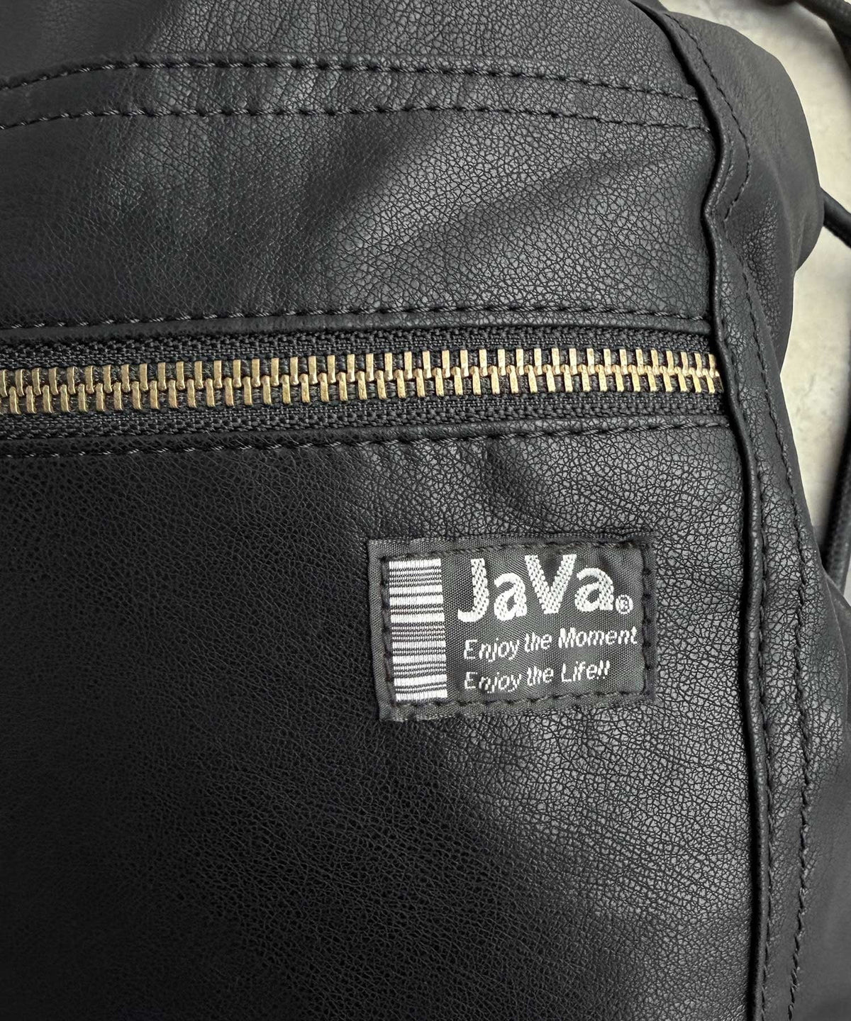 《JaVaジャバコラボ》上品な風合いでモード感を程よくプラス。軽やかに持てる フェイクレザーナップサック jv1070240