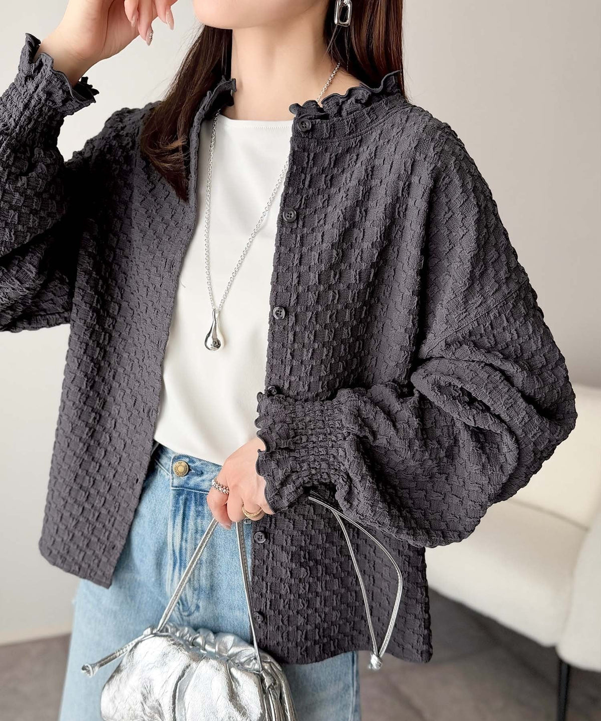 前も後ろも、ときめく一枚！ぽこぽこ素材×フリルで、大人可愛い。前後2way フクレジャガード フリルブラウス（長袖） ce1050388