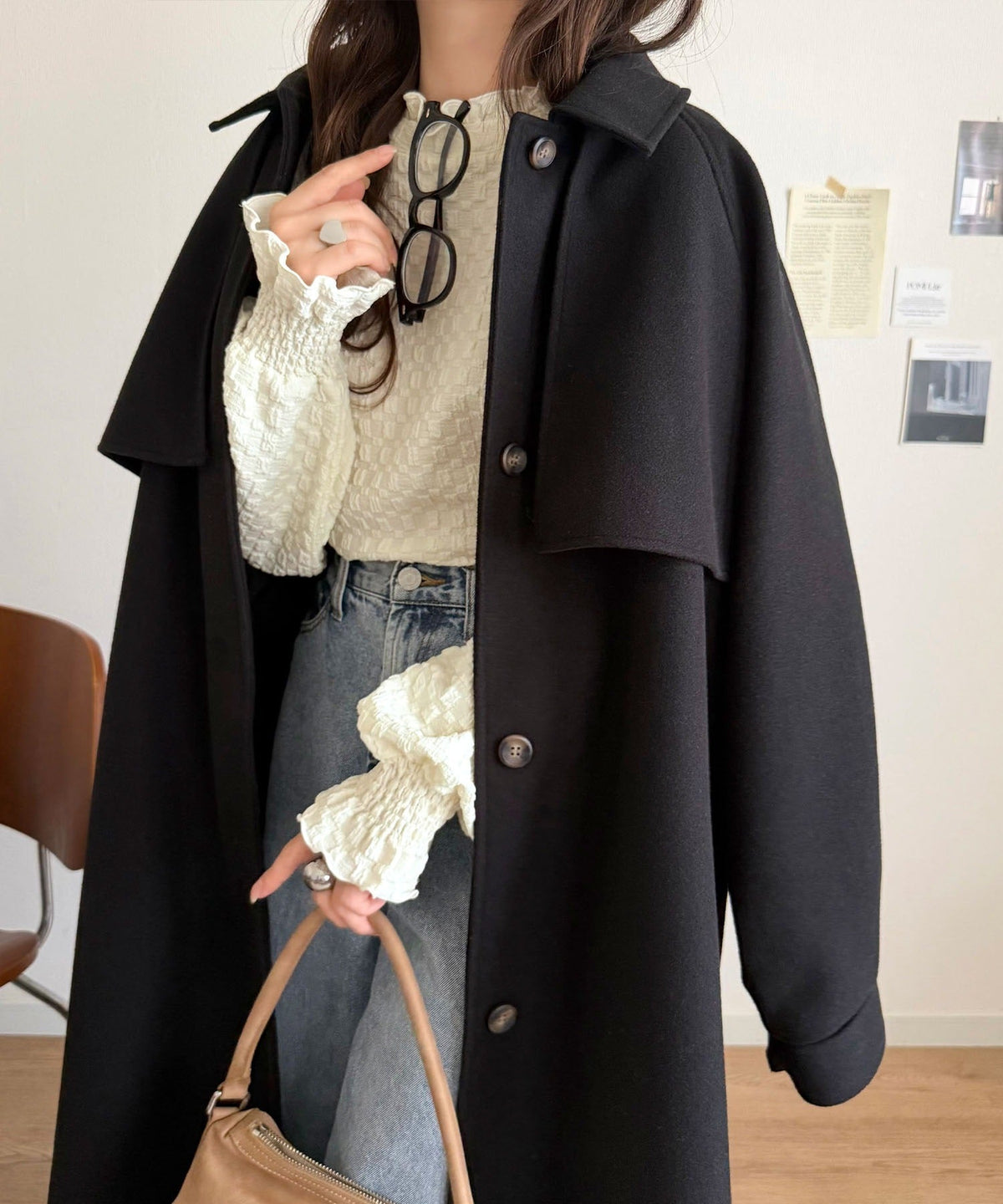 前も後ろも、ときめく一枚！ぽこぽこ素材×フリルで、大人可愛い。前後2way フクレジャガード フリルブラウス（長袖） ce1050388