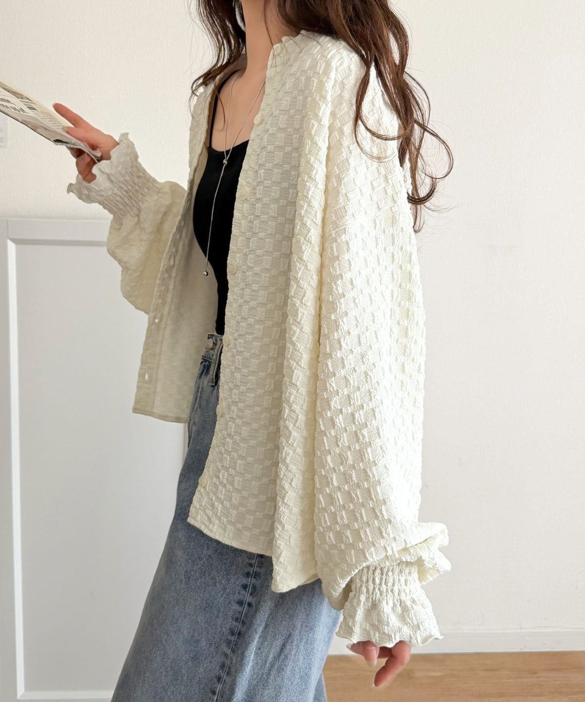 前も後ろも、ときめく一枚！ぽこぽこ素材×フリルで、大人可愛い。前後2way フクレジャガード フリルブラウス（長袖） ce1050388